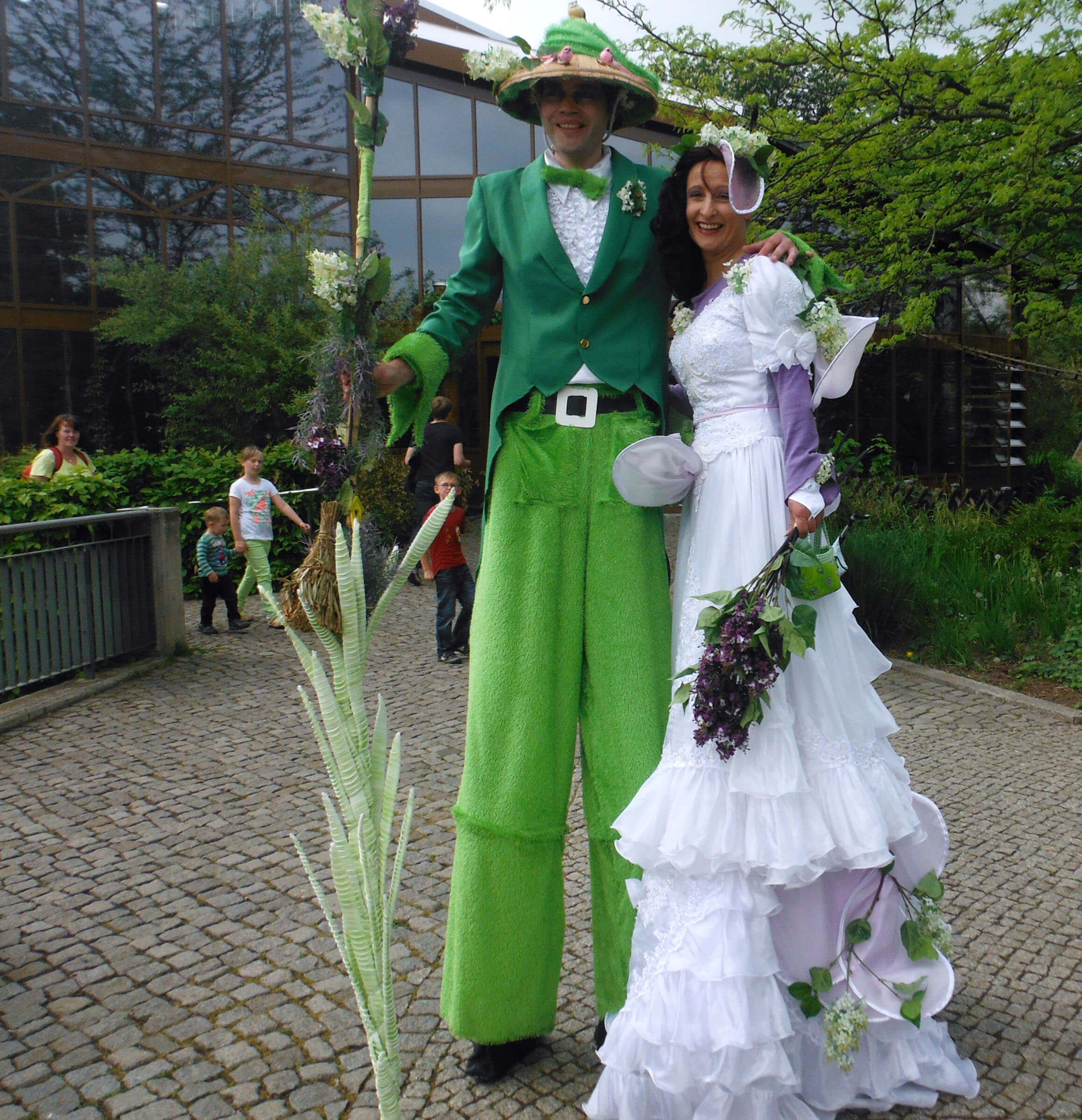 Fliederblütenfest Stelzenläufer