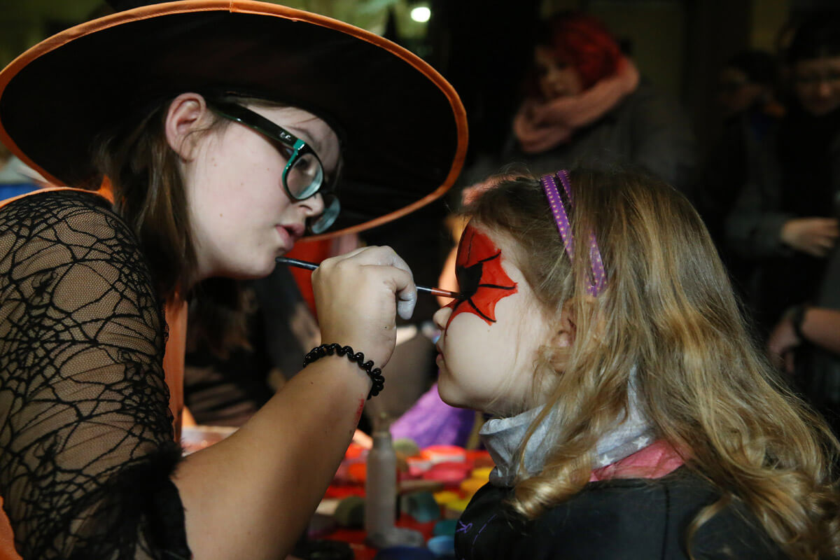 30.10.2016 Halloween im Bergzoo Halle , die größte Halloween-Party in Mitteldeutschland , mit fast 7000 Besucher der Tagesbesucherrekord in der Geschichte des Zoos Steffen Schellhorn, August Bebel Platz 9, 06108 Halle, Tel: 0175 2014191, Saalesparkasse, IBAN: DE61800537620481056669 BIC-/SWIFT-Code: NOLADE21HAL Der Fotograf Ÿbernimmt keine Haftung bei eventueller Verletzung von Rechten Dritter, Persšnlichkeitsrechte sind zu wahren. Es gelten die GeschŠftsbedingungen des Fotografen. InhaltsverŠndernde Manipulation des Fotos nur nach ausdrŸcklicher Genehmigung des Fotografen. Verwendung nur mit Copyrightvermerk.