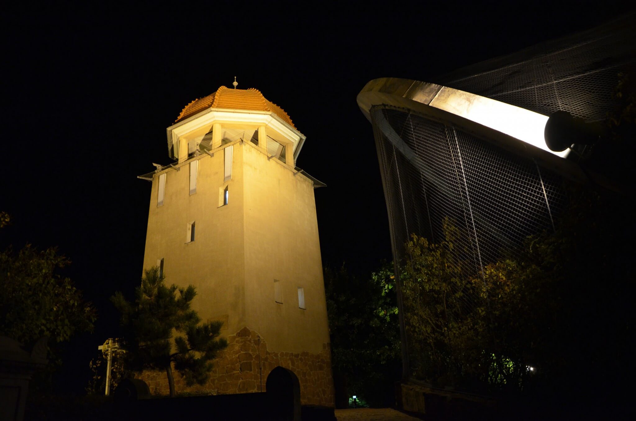 Artikelbild 1 Aussichtsturm Und Freiflugvoliere Am Abend